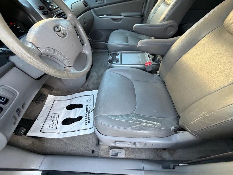 Toyota Sienna LE 7-Passenger Seating 2010