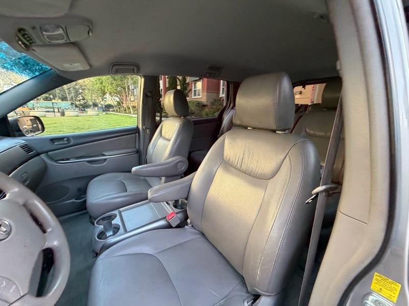Toyota Sienna LE 7-Passenger Seating 2010