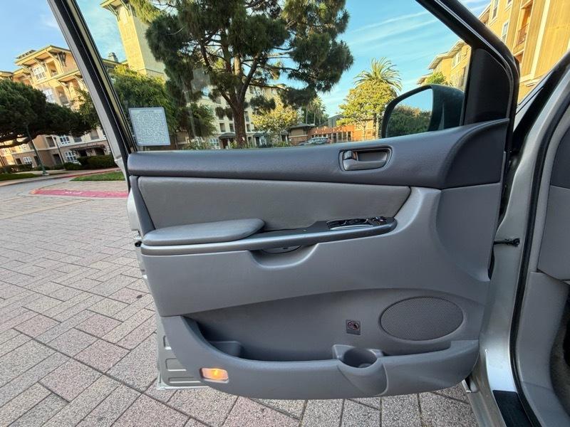 Toyota Sienna LE 7-Passenger Seating 2010