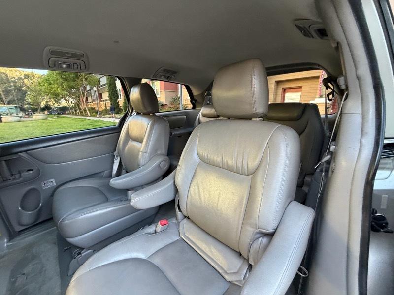 Toyota Sienna LE 7-Passenger Seating 2010