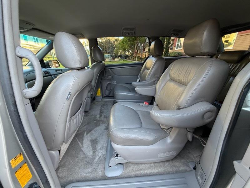 Toyota Sienna LE 7-Passenger Seating 2010