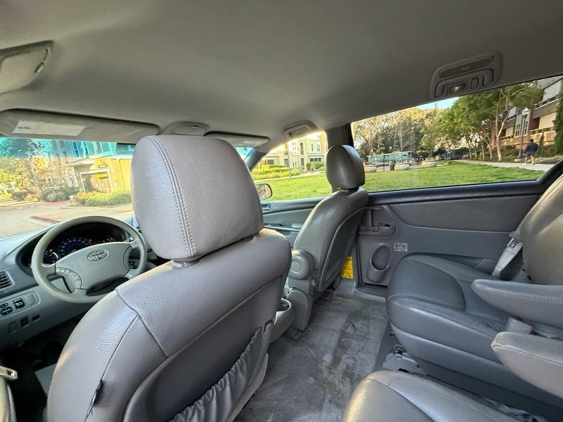 Toyota Sienna LE 7-Passenger Seating 2010