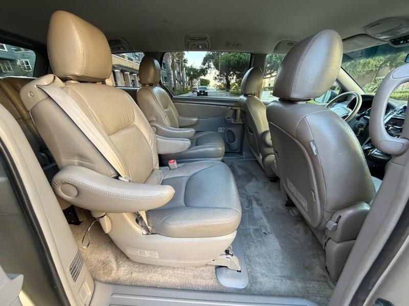 Toyota Sienna LE 7-Passenger Seating 2010