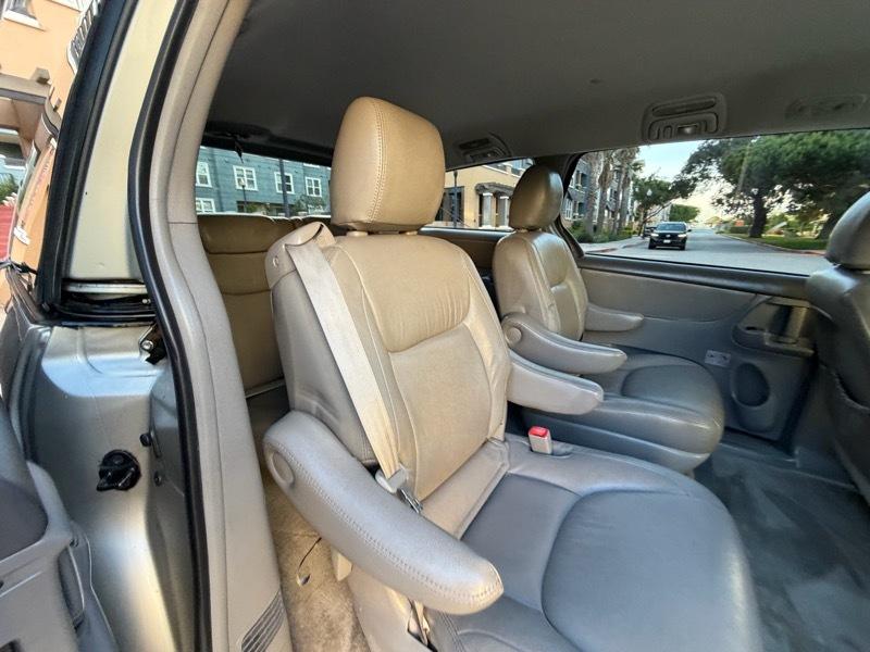 Toyota Sienna LE 7-Passenger Seating 2010