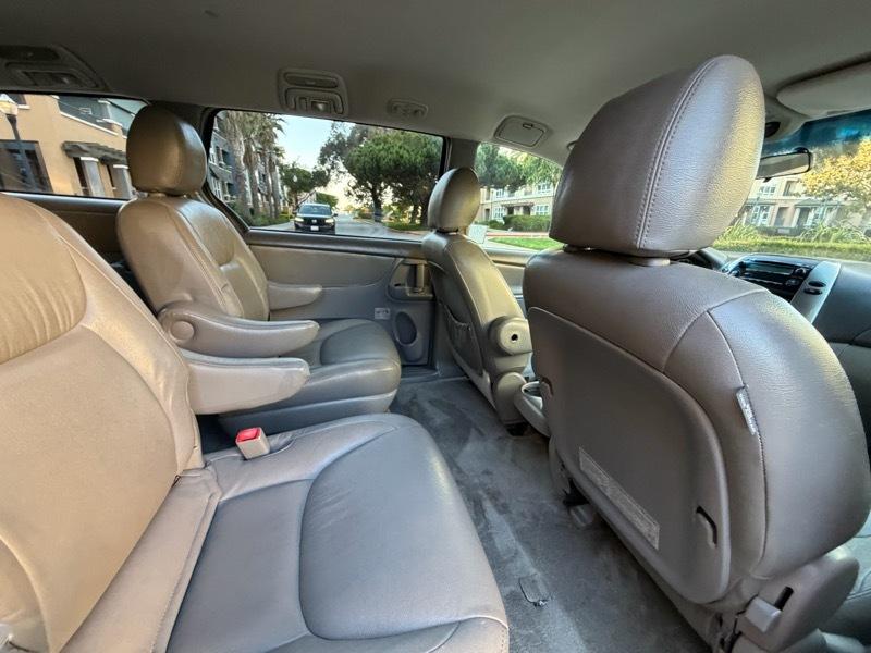 Toyota Sienna LE 7-Passenger Seating 2010