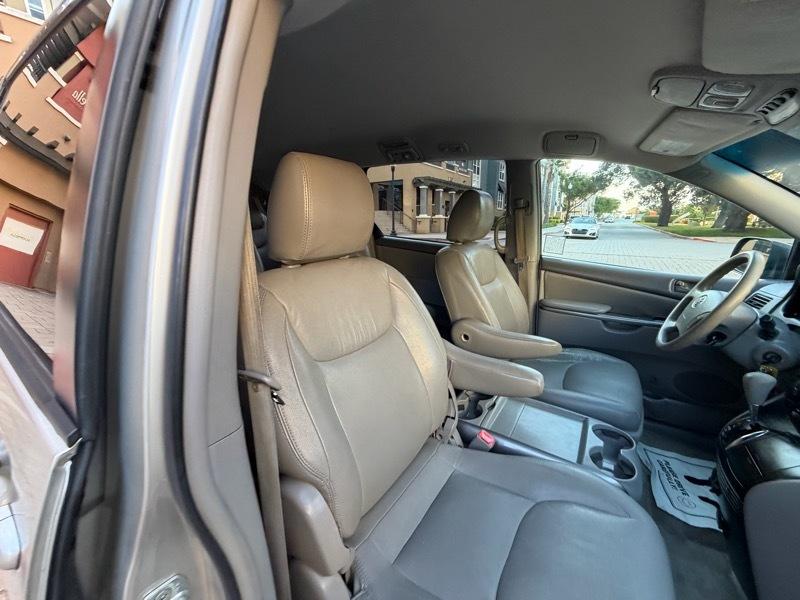 Toyota Sienna LE 7-Passenger Seating 2010