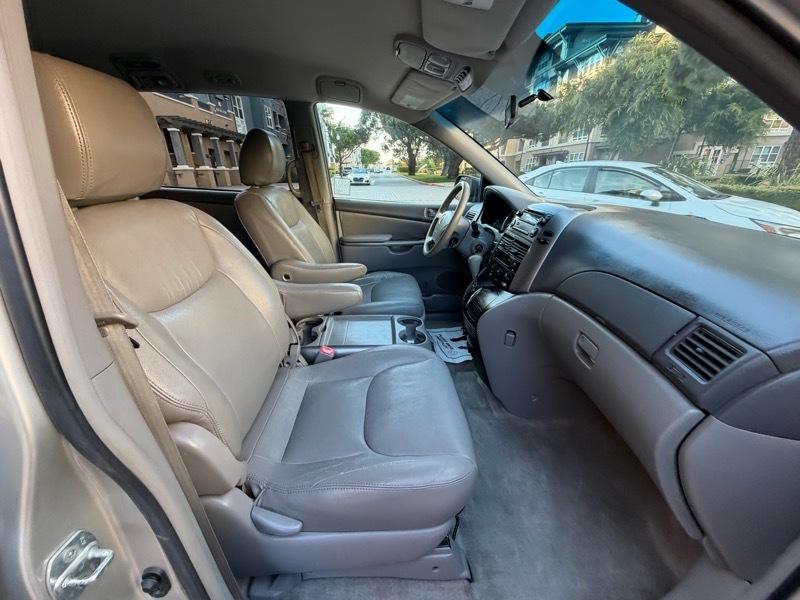Toyota Sienna LE 7-Passenger Seating 2010