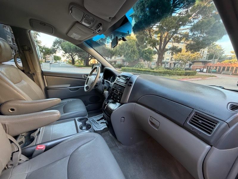 Toyota Sienna LE 7-Passenger Seating 2010