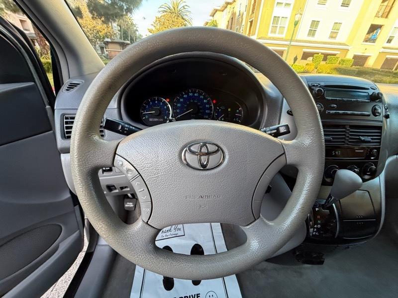 Toyota Sienna LE 7-Passenger Seating 2010