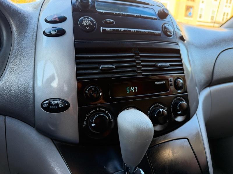 Toyota Sienna LE 7-Passenger Seating 2010