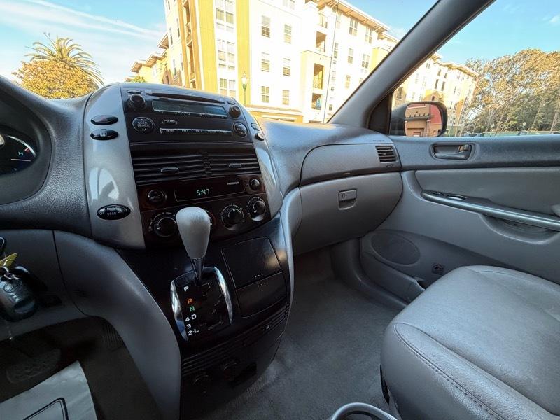 Toyota Sienna LE 7-Passenger Seating 2010