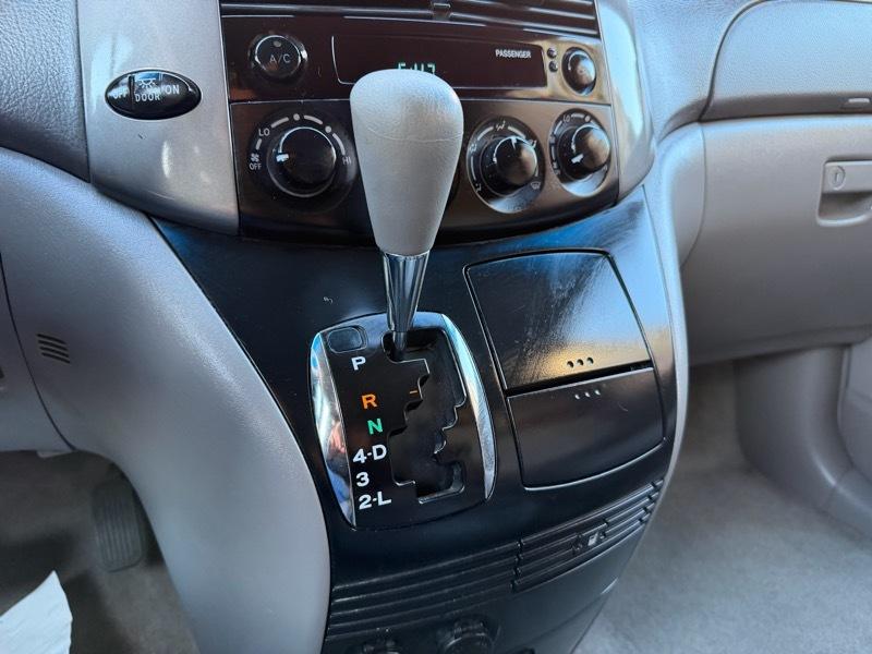 Toyota Sienna LE 7-Passenger Seating 2010