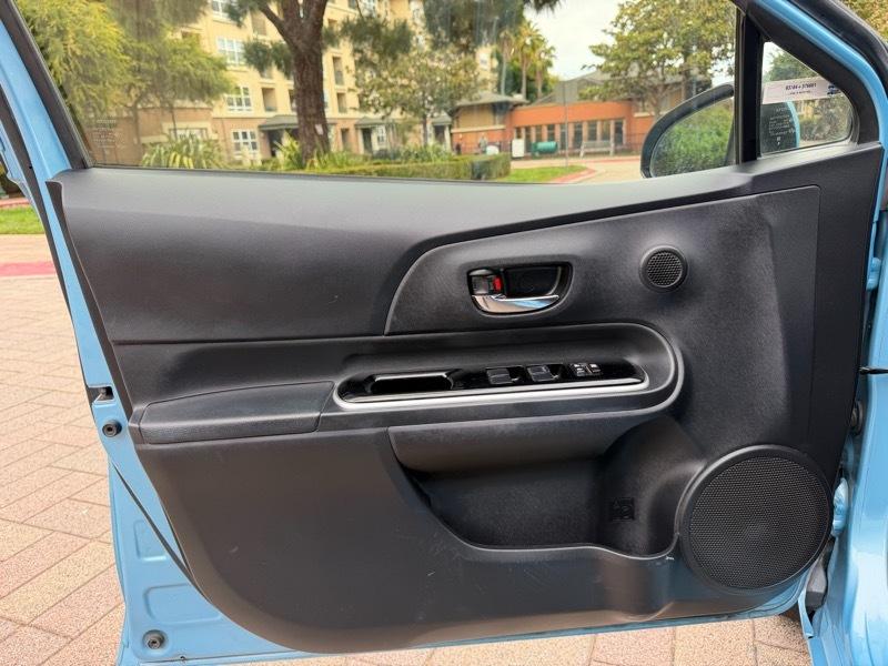 Toyota Prius c Two 2016