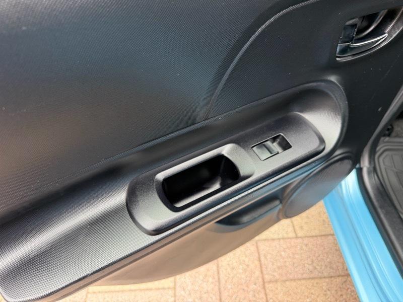 Toyota Prius c Two 2016