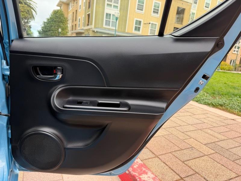 Toyota Prius c Two 2016