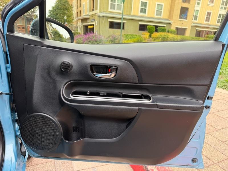 Toyota Prius c Two 2016
