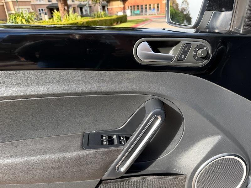Volkswagen Beetle 2.0T Turbo Convertible 2013