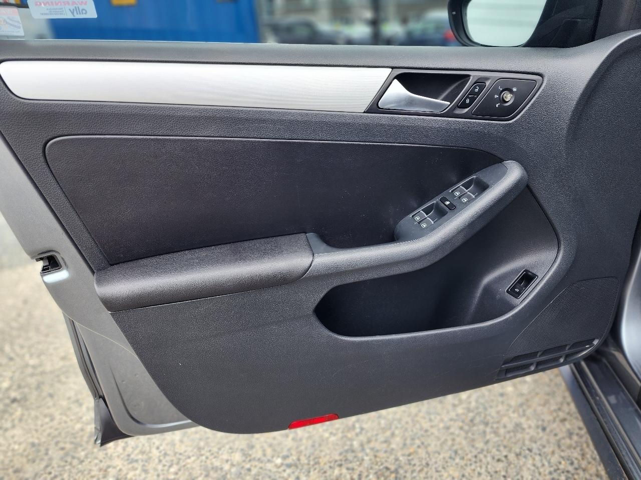 Volkswagen GLI 4dr Sdn DSG Autobahn w/Nav PZEV 2012