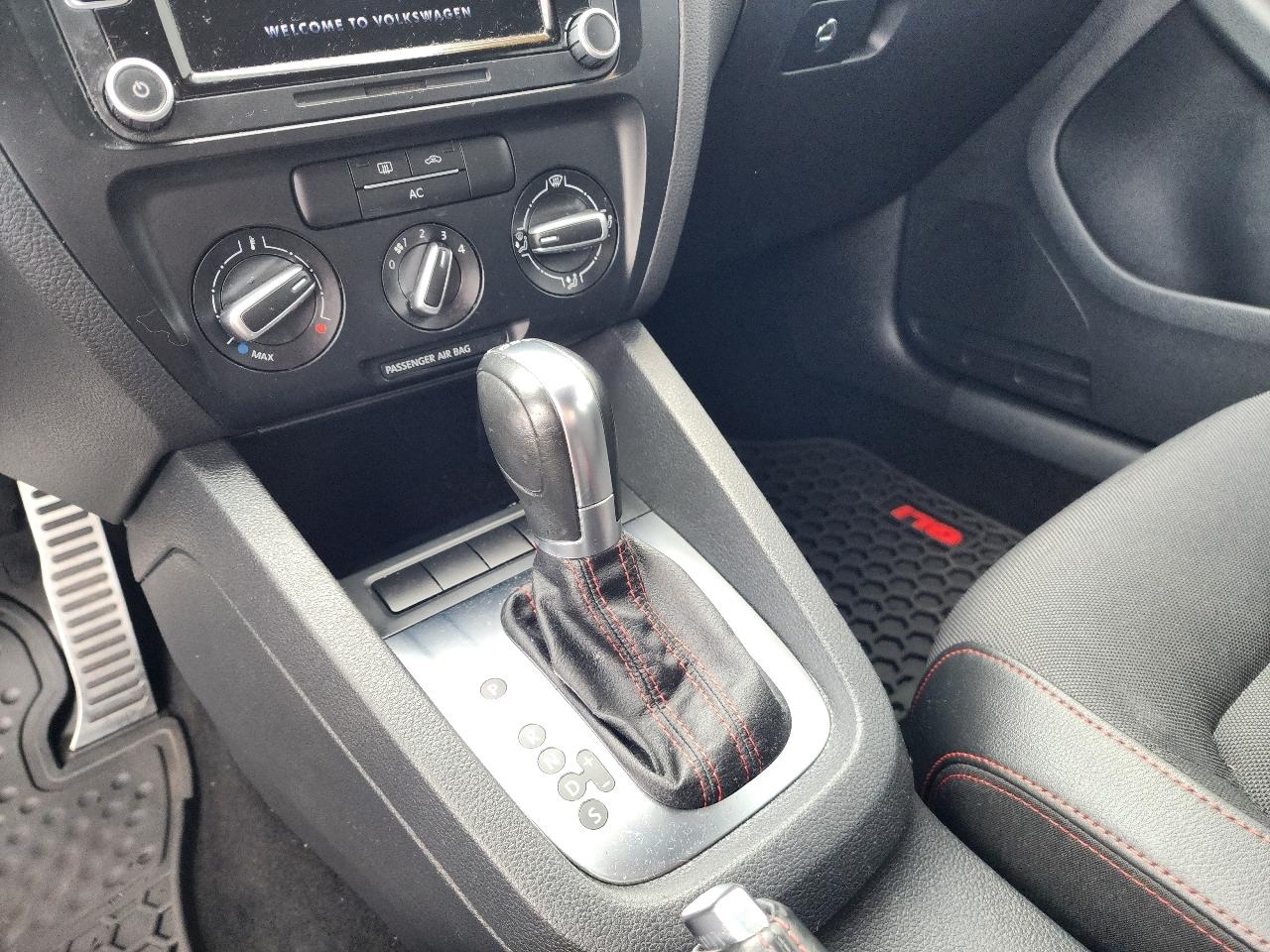 Volkswagen GLI 4dr Sdn DSG Autobahn w/Nav PZEV 2012