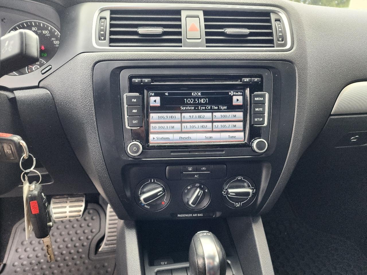 Volkswagen GLI 4dr Sdn DSG Autobahn w/Nav PZEV 2012