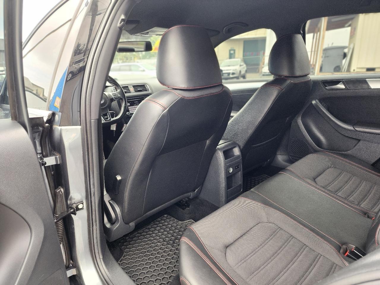 Volkswagen GLI 4dr Sdn DSG Autobahn w/Nav PZEV 2012