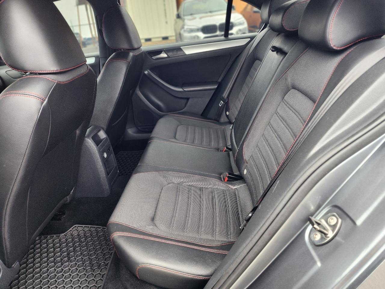 Volkswagen GLI 4dr Sdn DSG Autobahn w/Nav PZEV 2012