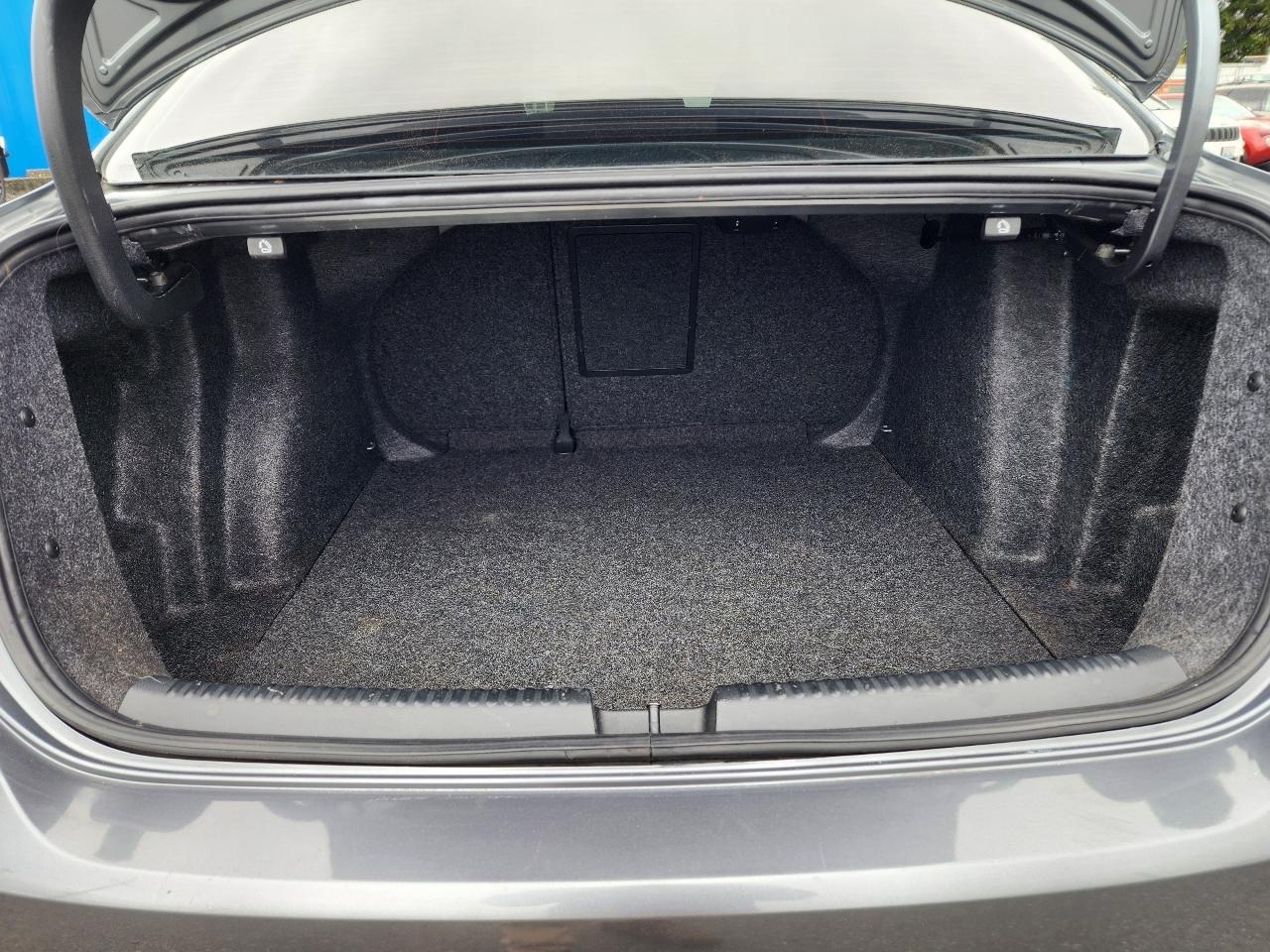 Volkswagen GLI 4dr Sdn DSG Autobahn w/Nav PZEV 2012