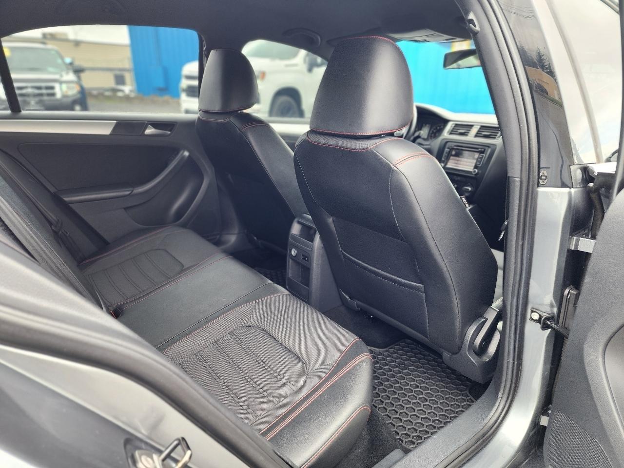 Volkswagen GLI 4dr Sdn DSG Autobahn w/Nav PZEV 2012