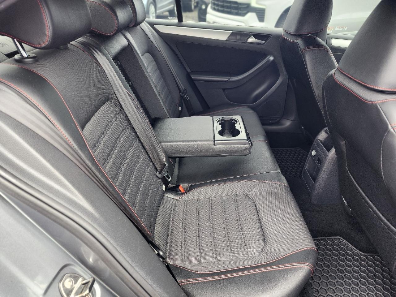 Volkswagen GLI 4dr Sdn DSG Autobahn w/Nav PZEV 2012