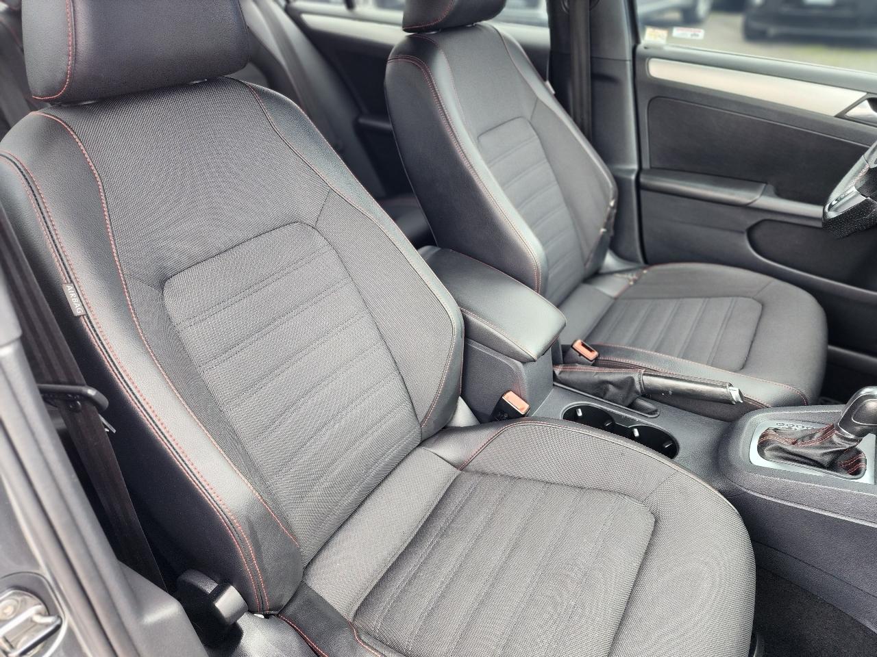 Volkswagen GLI 4dr Sdn DSG Autobahn w/Nav PZEV 2012