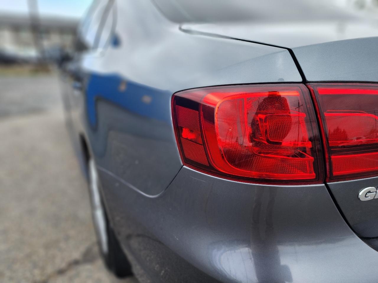 Volkswagen GLI 4dr Sdn DSG Autobahn w/Nav PZEV 2012