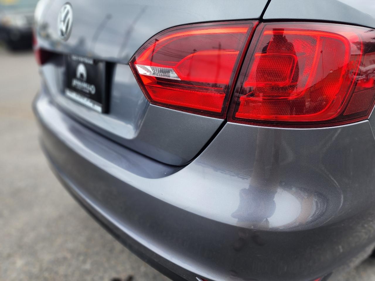 Volkswagen GLI 4dr Sdn DSG Autobahn w/Nav PZEV 2012