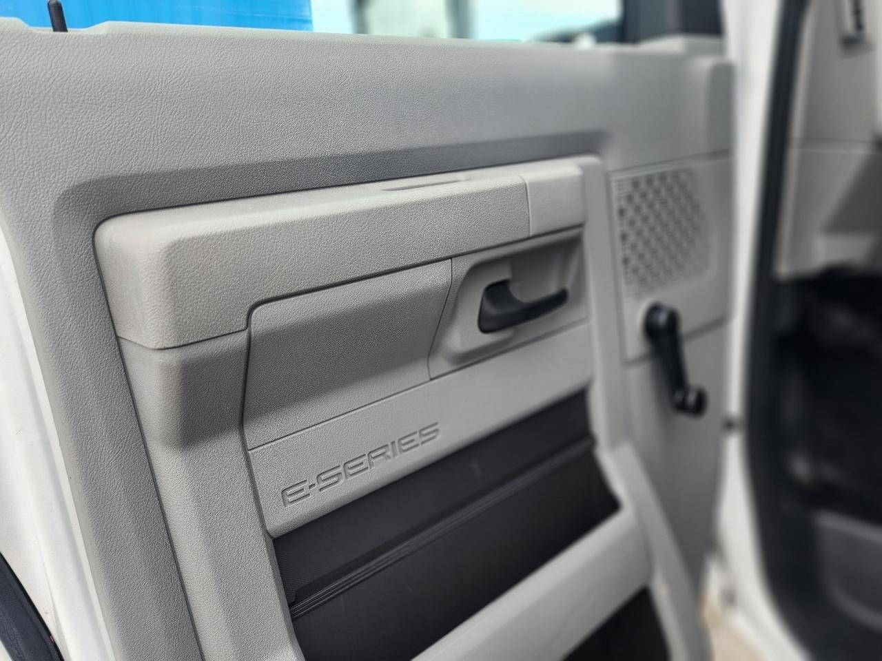 Ford Econoline Commercial Cutaway E-350 Super Duty 138" DRW 2015