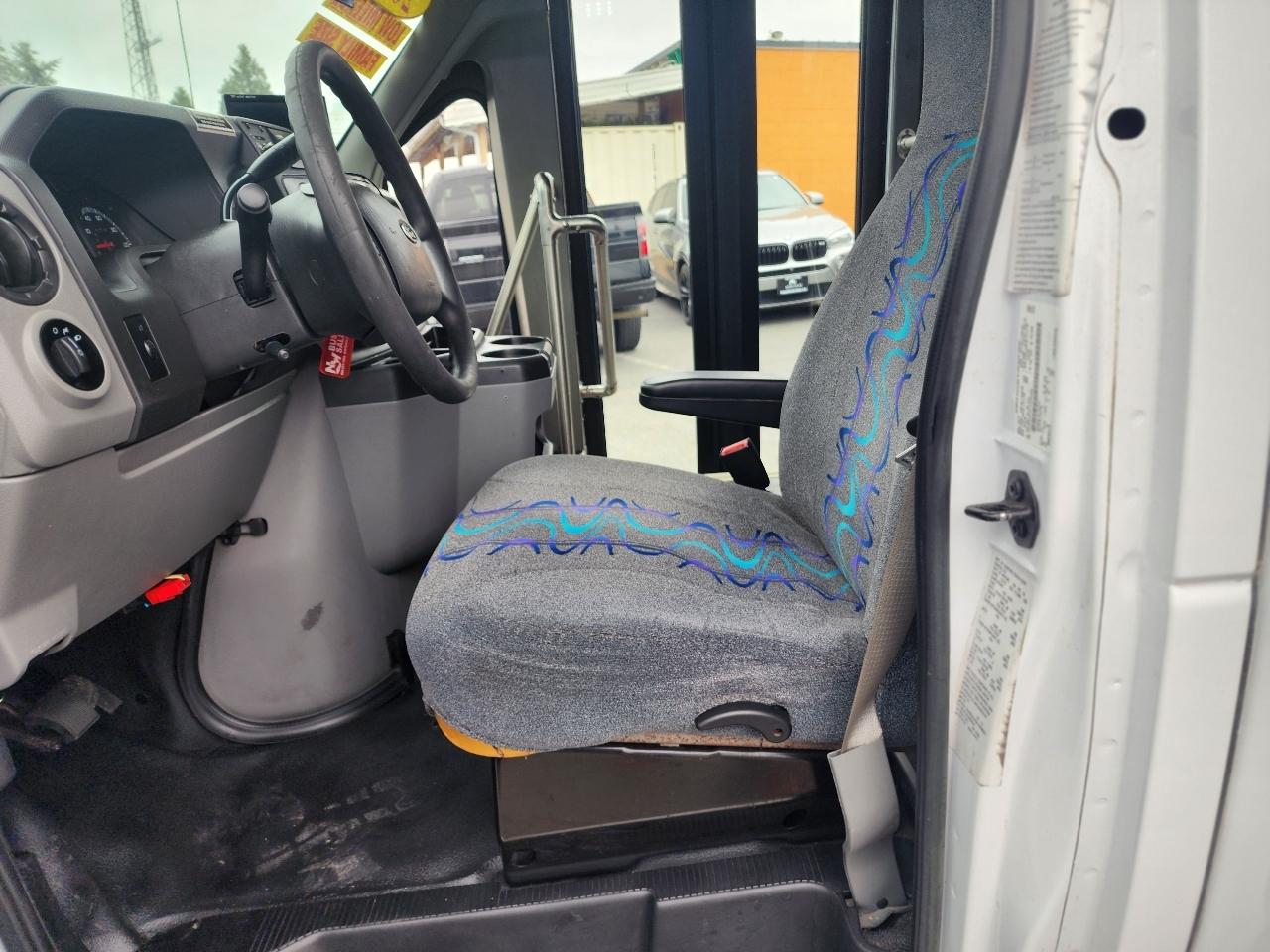 Ford Econoline Commercial Cutaway E-350 Super Duty 138" DRW 2015