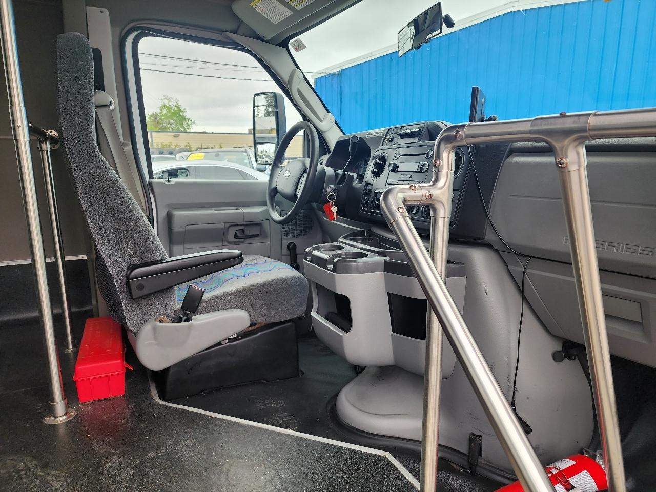 Ford Econoline Commercial Cutaway E-350 Super Duty 138" DRW 2015