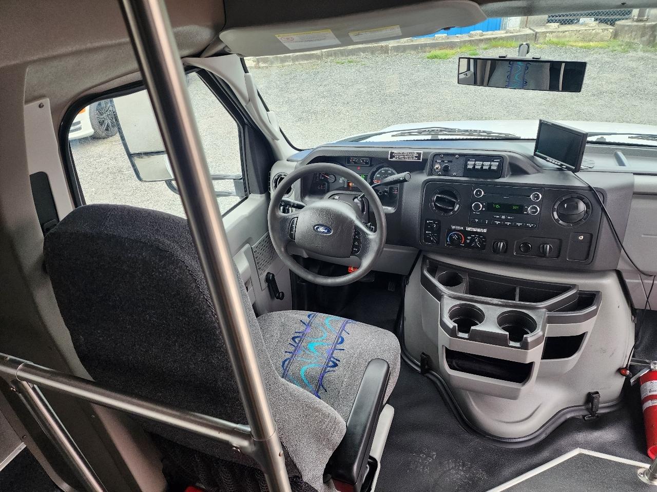 Ford Econoline Commercial Cutaway E-350 Super Duty 138" DRW 2015