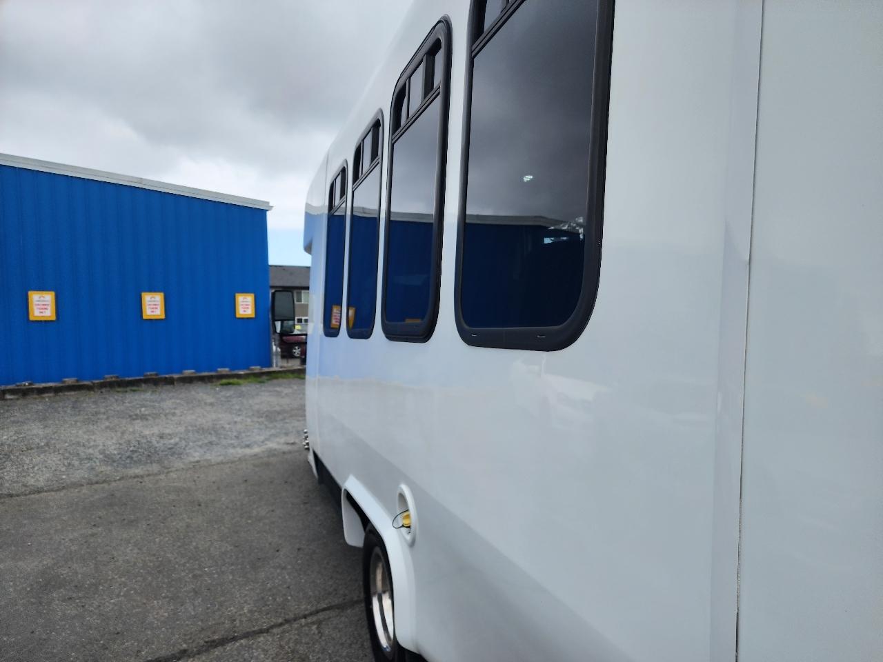 Ford Econoline Commercial Cutaway E-350 Super Duty 138" DRW 2015
