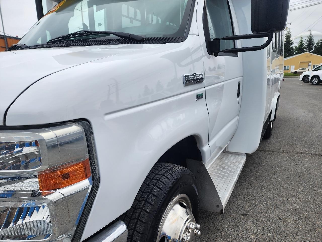 Ford Econoline Commercial Cutaway E-350 Super Duty 138" DRW 2015