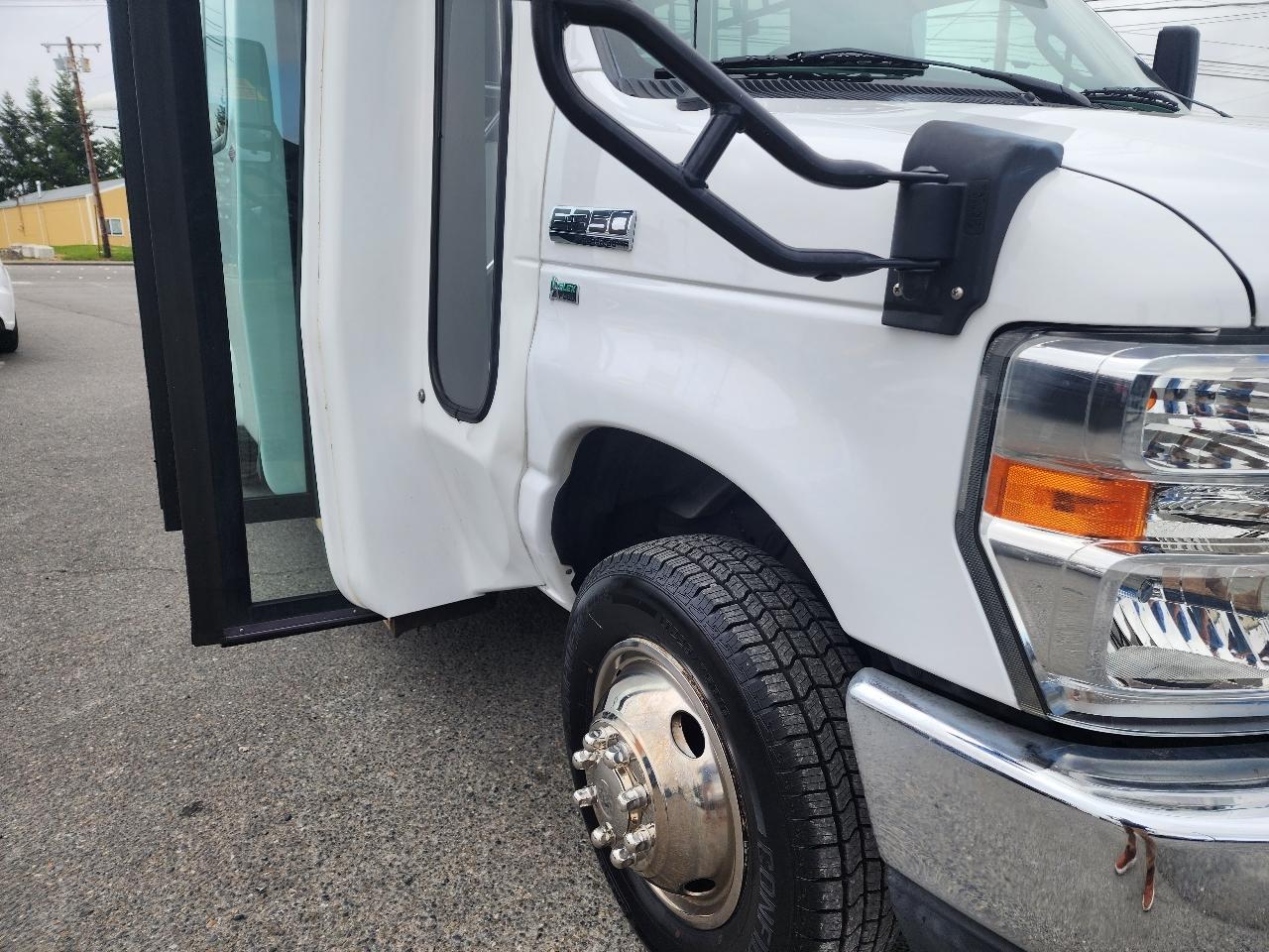 Ford Econoline Commercial Cutaway E-350 Super Duty 138" DRW 2015