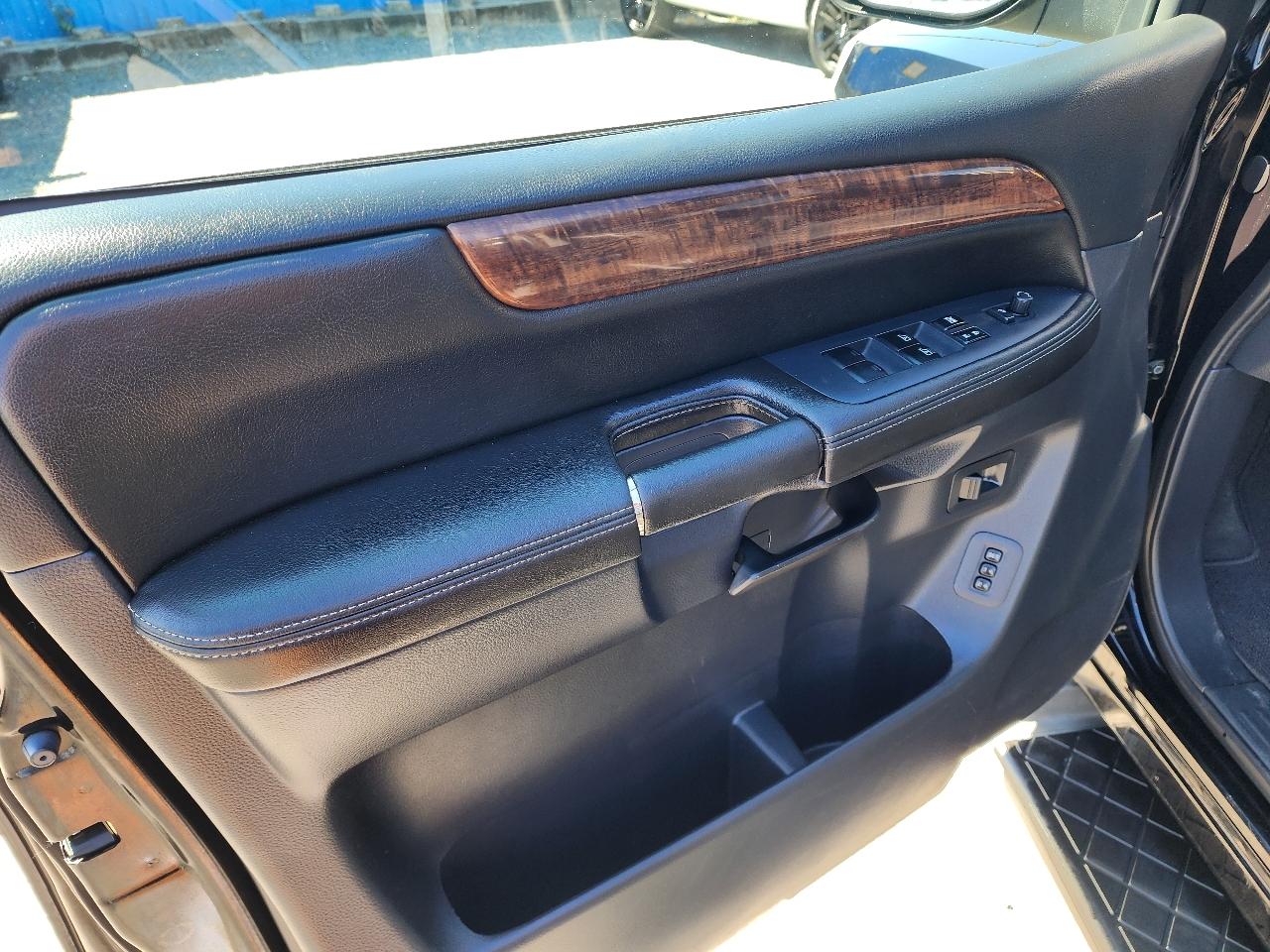 Nissan Armada Platinum 4WD 2012