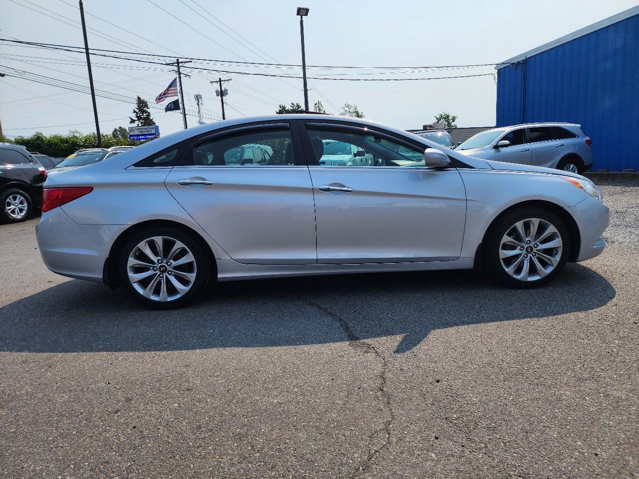 Hyundai Sonata 4dr Sdn 2.4L Auto SE 2011