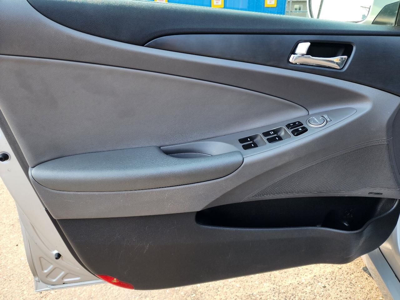 Hyundai Sonata 4dr Sdn 2.4L Auto SE 2011