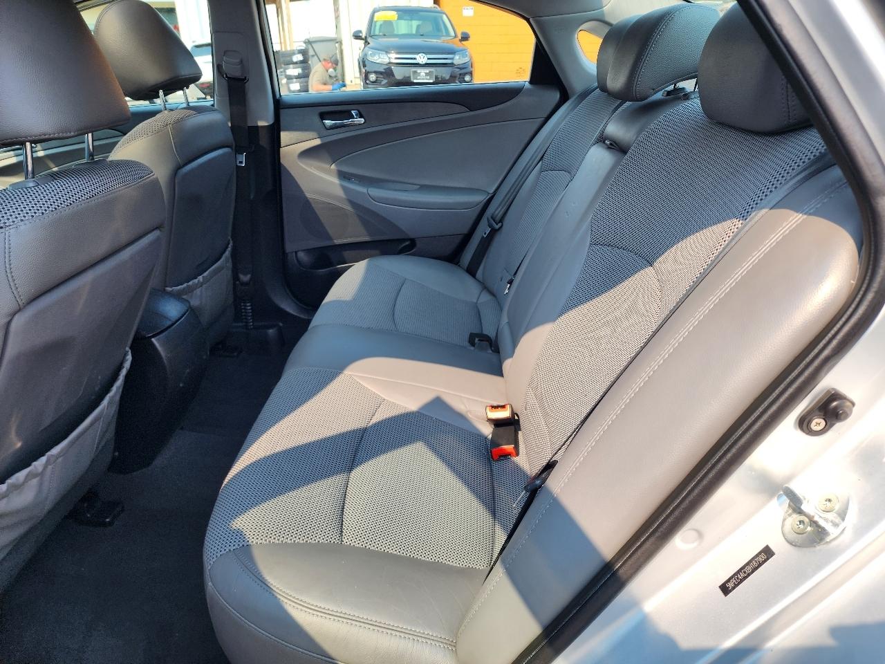 Hyundai Sonata 4dr Sdn 2.4L Auto SE 2011