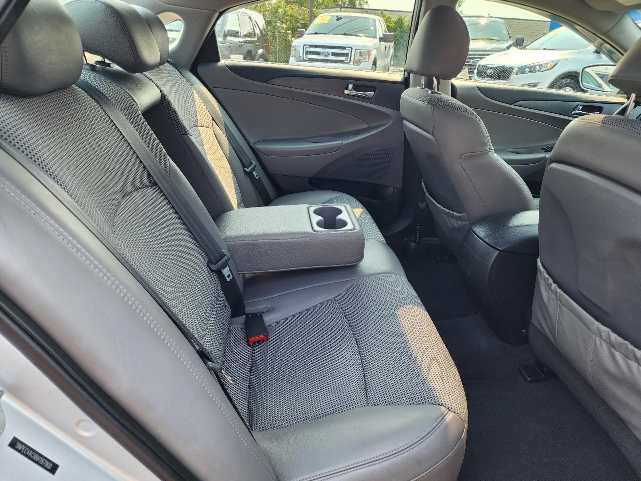 Hyundai Sonata 4dr Sdn 2.4L Auto SE 2011