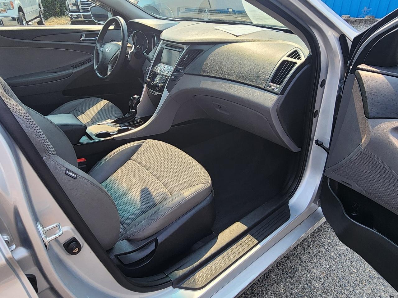 Hyundai Sonata 4dr Sdn 2.4L Auto SE 2011