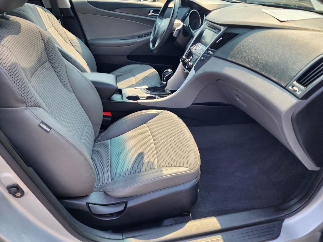 Hyundai Sonata 4dr Sdn 2.4L Auto SE 2011