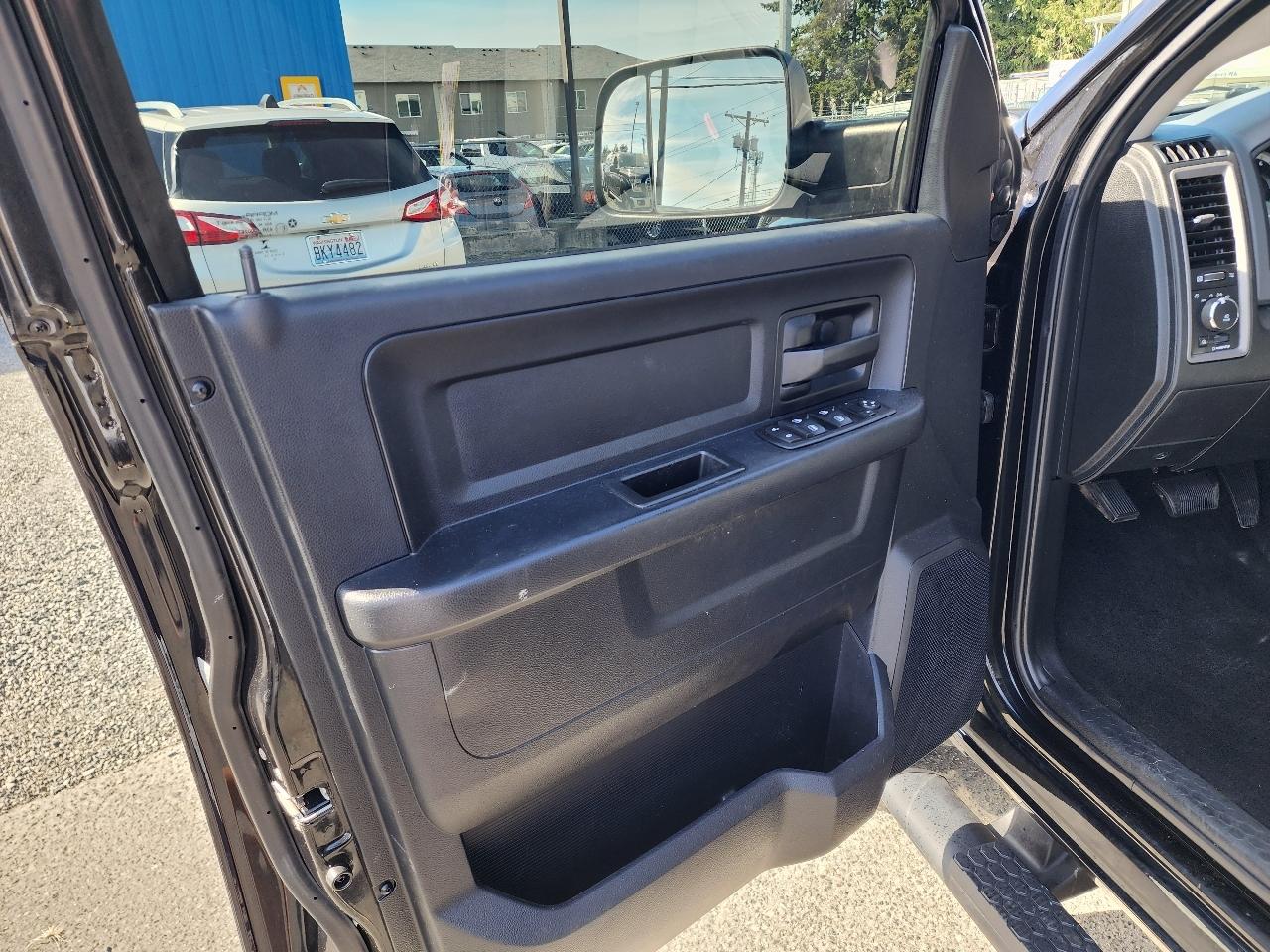 RAM 1500 4WD Crew Cab 140.5" Express 2015