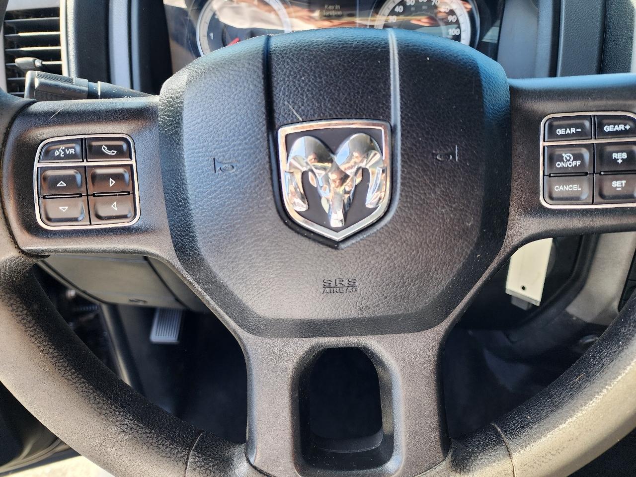 RAM 1500 4WD Crew Cab 140.5" Express 2015
