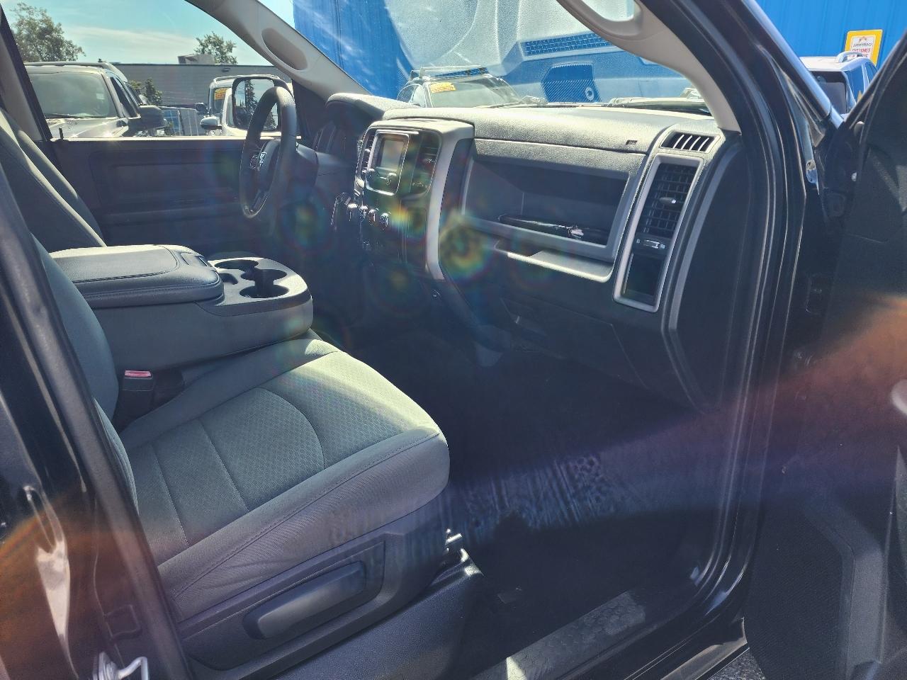 RAM 1500 4WD Crew Cab 140.5" Express 2015