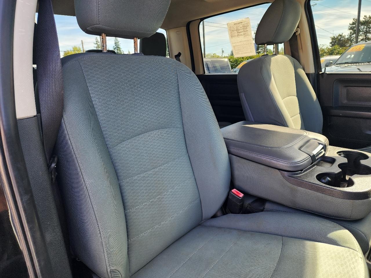 RAM 1500 4WD Crew Cab 140.5" Express 2015